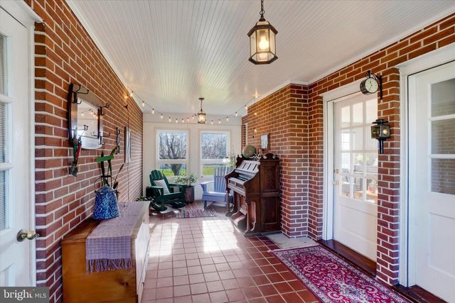 529 W MARKET ST, Hellam, PA 17406