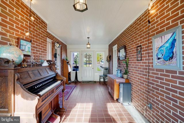 529 W MARKET ST, Hellam, PA 17406