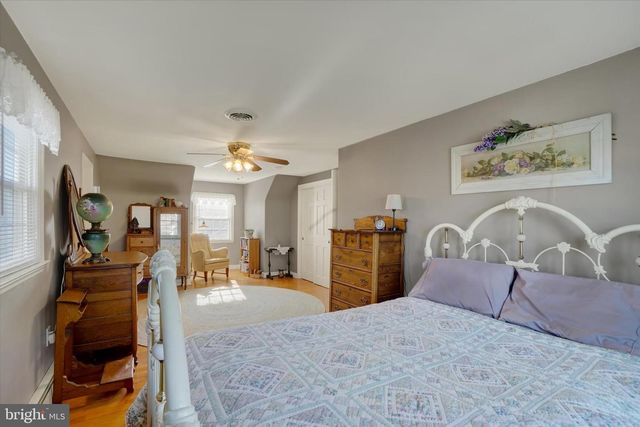 529 W MARKET ST, Hellam, PA 17406