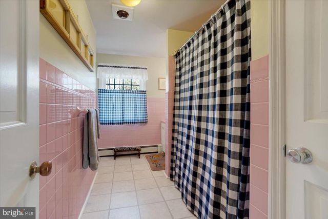 529 W MARKET ST, Hellam, PA 17406