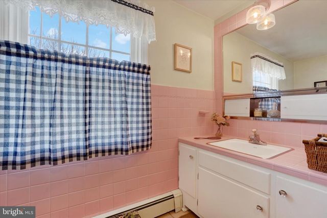 529 W MARKET ST, Hellam, PA 17406