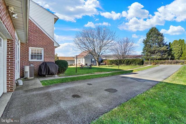 529 W MARKET ST, Hellam, PA 17406