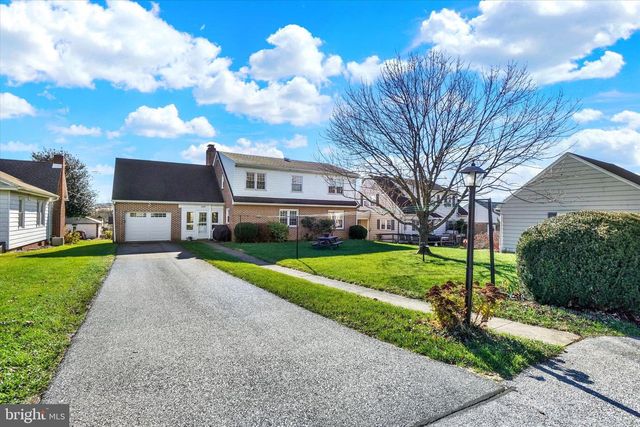 529 W MARKET ST, Hellam, PA 17406