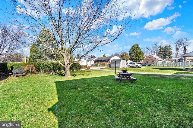 529 W MARKET ST, Hellam, PA 17406