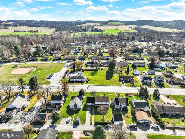 529 W MARKET ST, Hellam, PA 17406