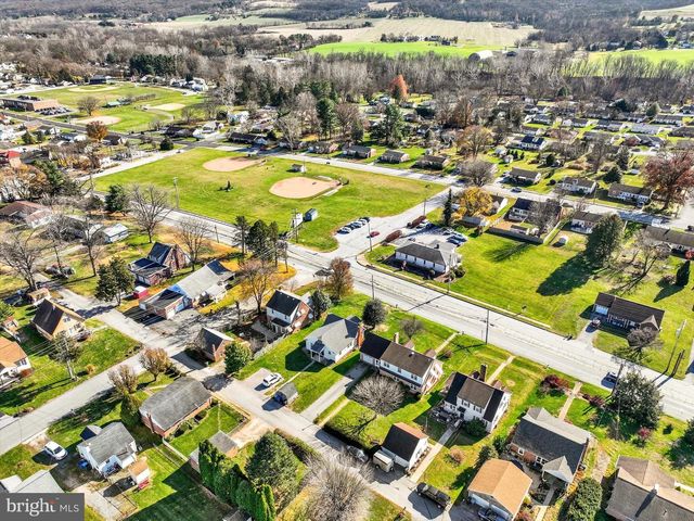 529 W MARKET ST, Hellam, PA 17406