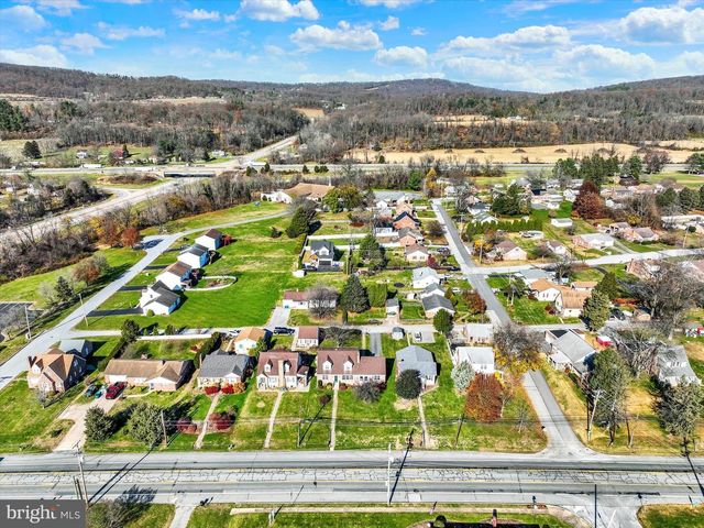 529 W MARKET ST, Hellam, PA 17406