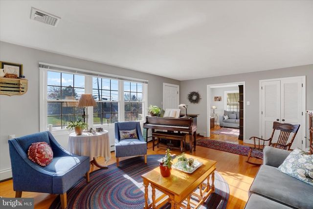 529 W MARKET ST, Hellam, PA 17406