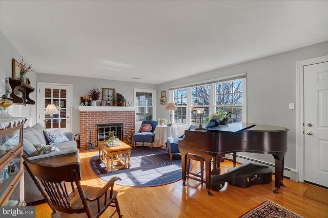 529 W MARKET ST, Hellam, PA 17406