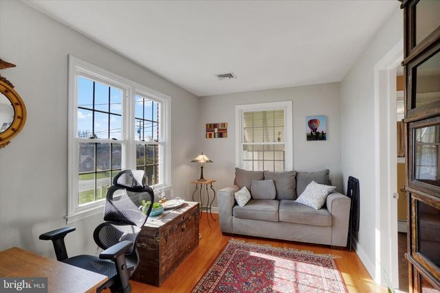 529 W MARKET ST, Hellam, PA 17406