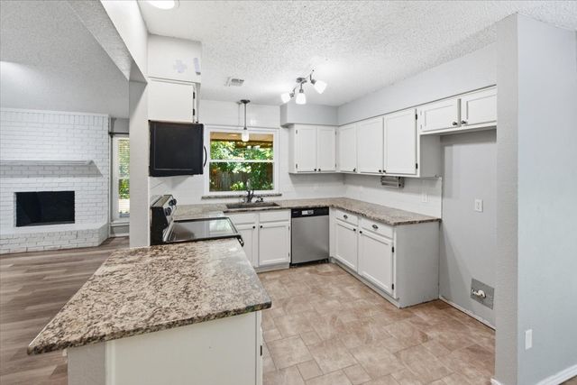 200 Almond Lane, Euless, TX 76039