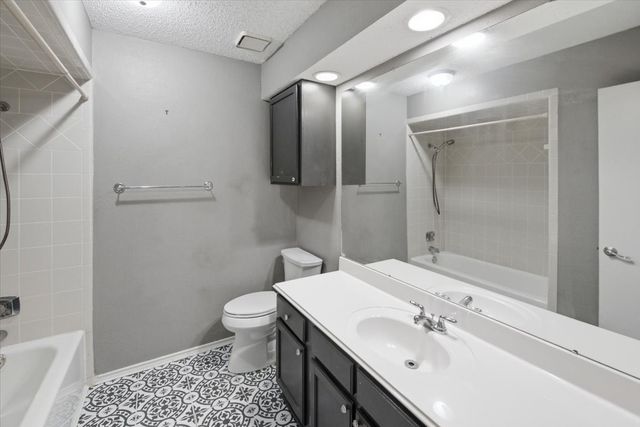 200 Almond Lane, Euless, TX 76039