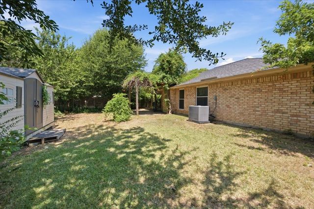 200 Almond Lane, Euless, TX 76039