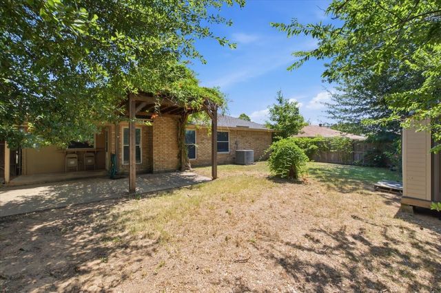 200 Almond Lane, Euless, TX 76039