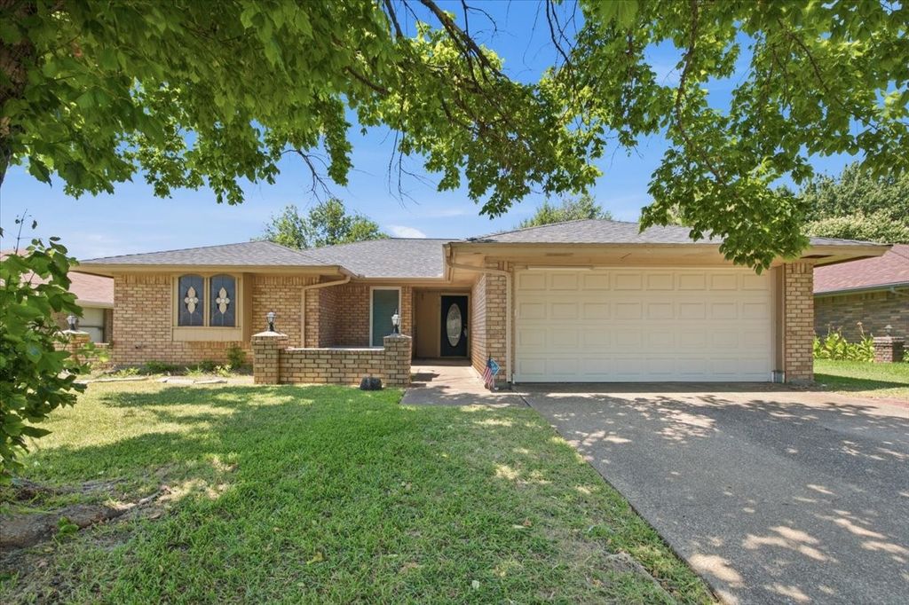 200 Almond Lane, Euless, TX 76039