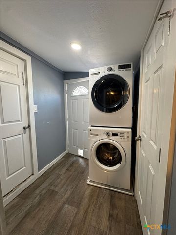 918 N GUADALUPE Street, Seguin, TX 78155