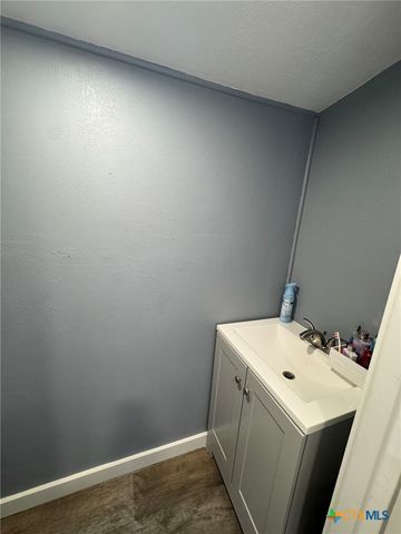 918 N GUADALUPE Street, Seguin, TX 78155