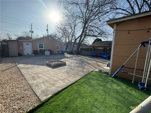 918 N GUADALUPE Street, Seguin, TX 78155