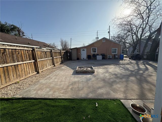 918 N GUADALUPE Street, Seguin, TX 78155