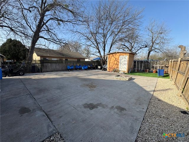 918 N GUADALUPE Street, Seguin, TX 78155