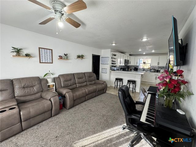 918 N GUADALUPE Street, Seguin, TX 78155