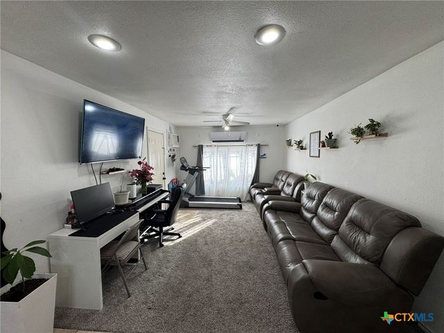 918 N GUADALUPE Street, Seguin, TX 78155