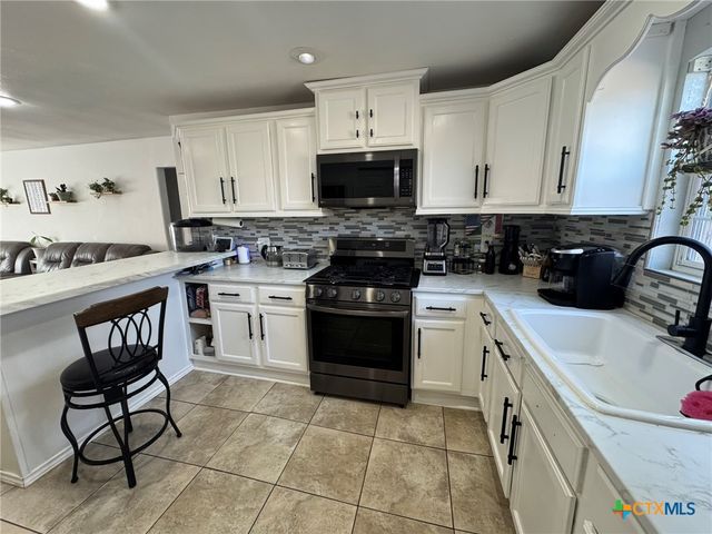 918 N GUADALUPE Street, Seguin, TX 78155