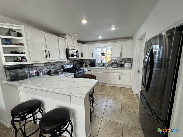 918 N GUADALUPE Street, Seguin, TX 78155