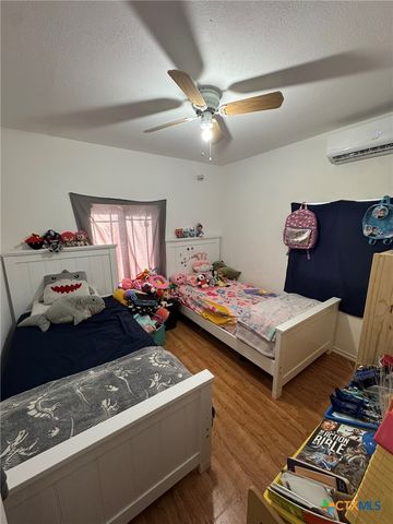 918 N GUADALUPE Street, Seguin, TX 78155