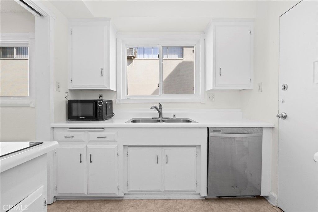Image 11 of property listing at 1525 N Hayworth Avenue 204, Los Angeles, CA 90046
