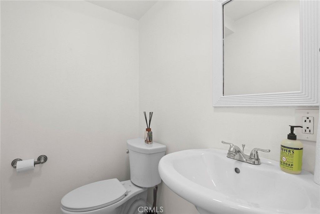 Image 15 of property listing at 1525 N Hayworth Avenue 204, Los Angeles, CA 90046