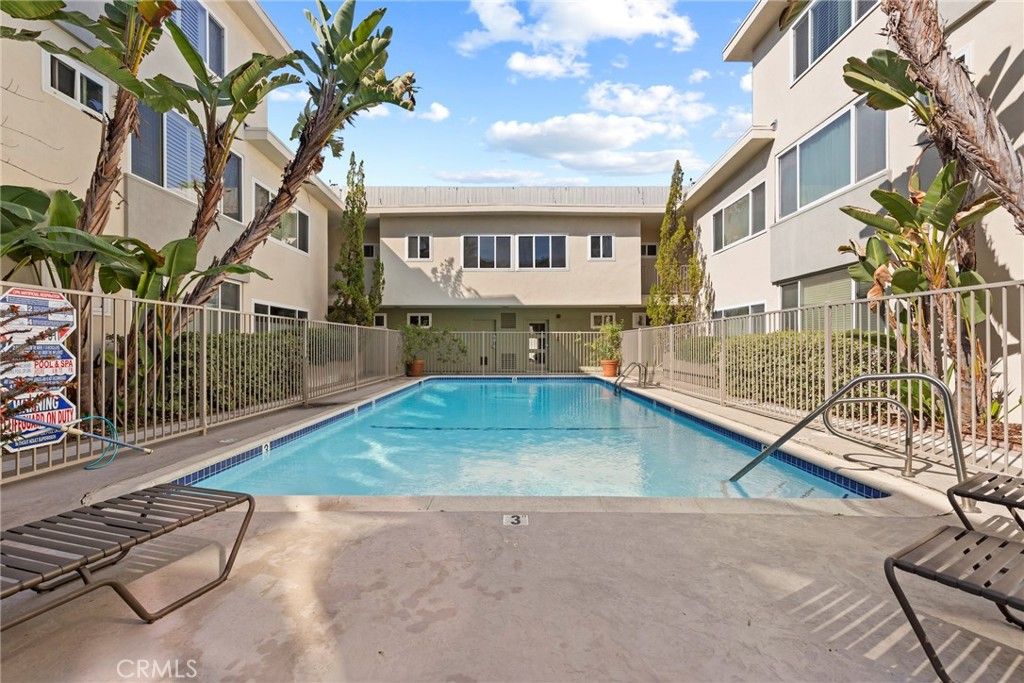 Image 2 of property listing at 1525 N Hayworth Avenue 204, Los Angeles, CA 90046