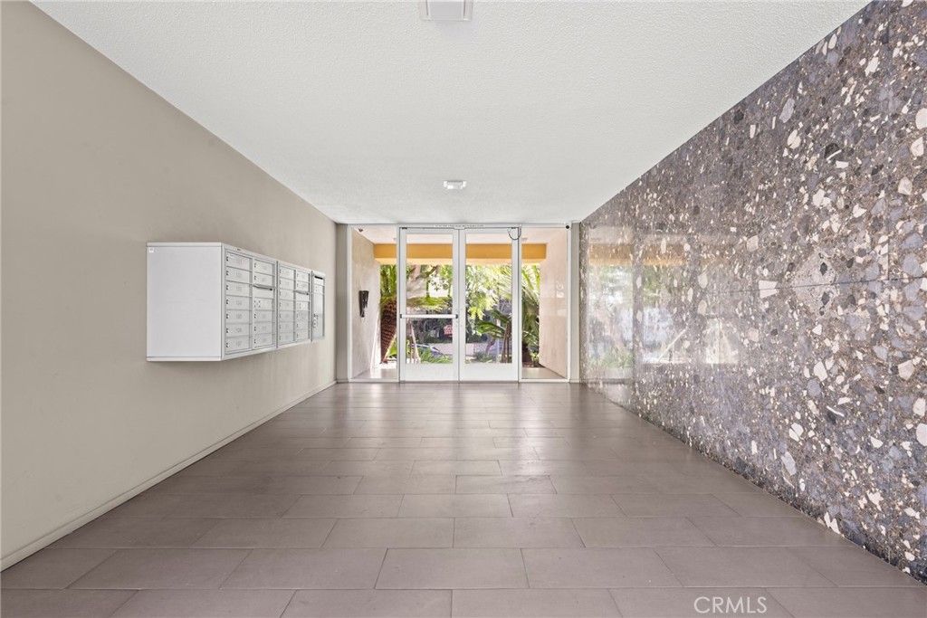Image 23 of property listing at 1525 N Hayworth Avenue 204, Los Angeles, CA 90046