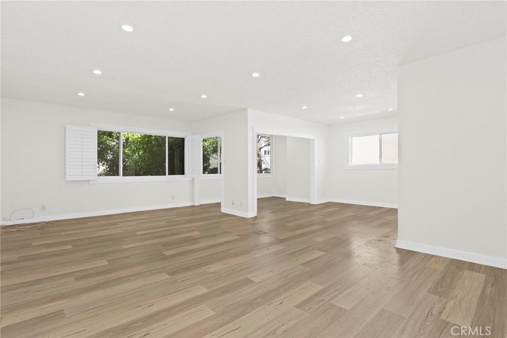 Image 4 of property listing at 1525 N Hayworth Avenue 204, Los Angeles, CA 90046
