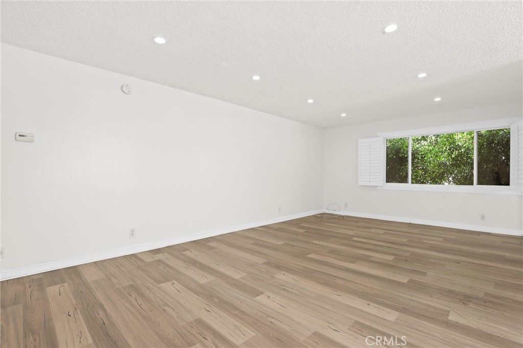Image 5 of property listing at 1525 N Hayworth Avenue 204, Los Angeles, CA 90046