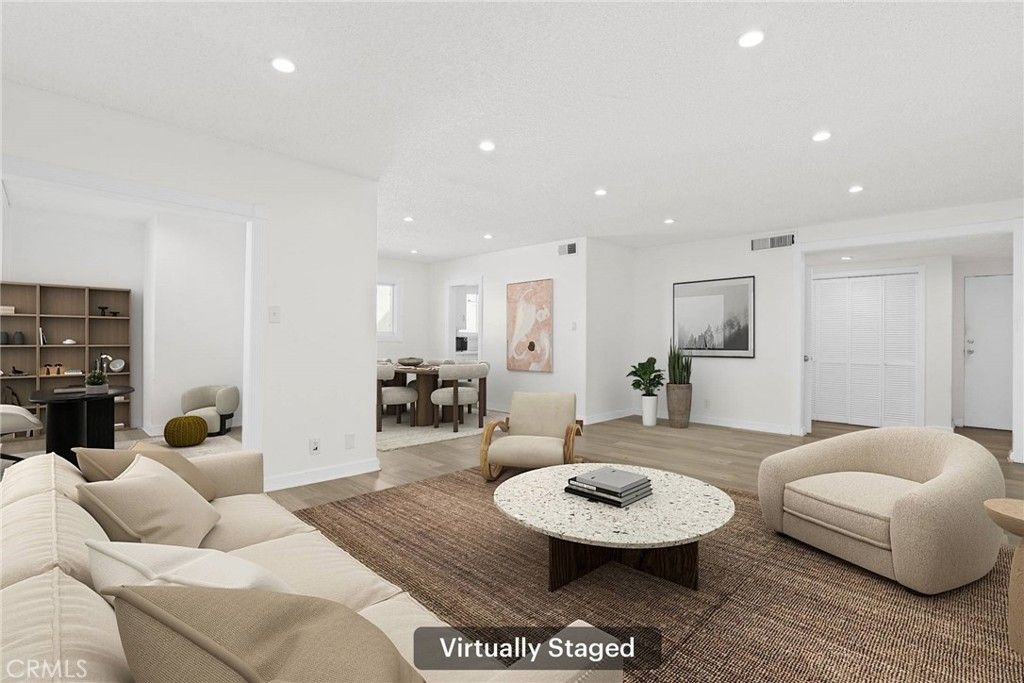 Image 6 of property listing at 1525 N Hayworth Avenue 204, Los Angeles, CA 90046