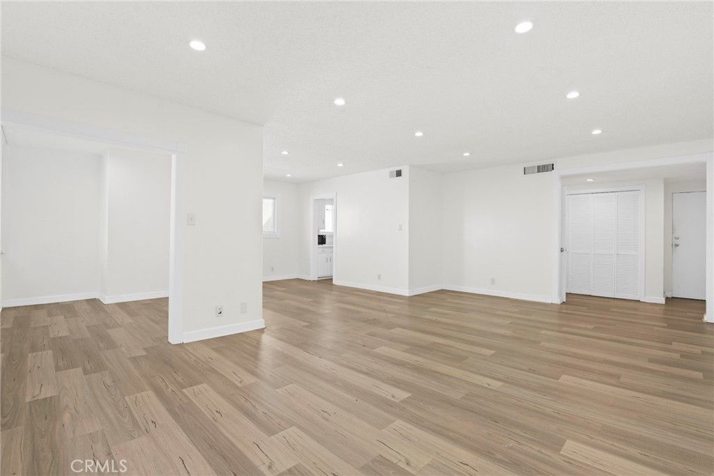 Image 7 of property listing at 1525 N Hayworth Avenue 204, Los Angeles, CA 90046