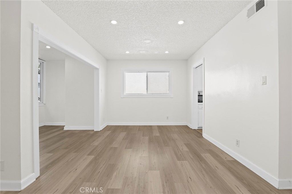 Image 8 of property listing at 1525 N Hayworth Avenue 204, Los Angeles, CA 90046