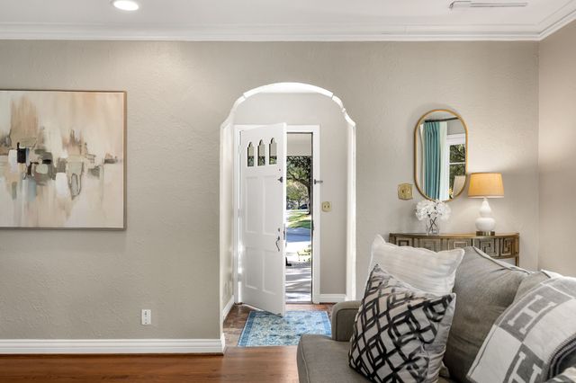 6129 McCommas Boulevard, Dallas, TX 75214