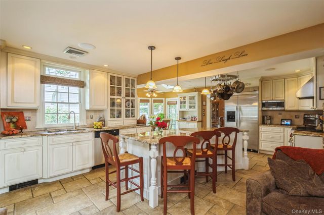 17 Leslie Lane, Smithtown, NY 11787