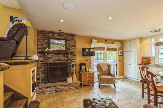 17 Leslie Lane, Smithtown, NY 11787