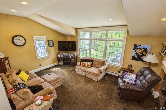17 Leslie Lane, Smithtown, NY 11787