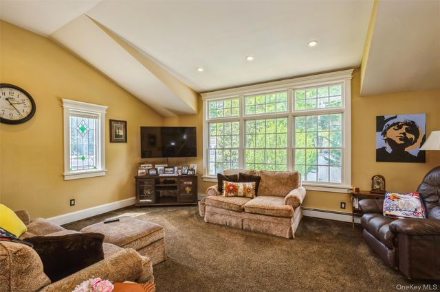 17 Leslie Lane, Smithtown, NY 11787