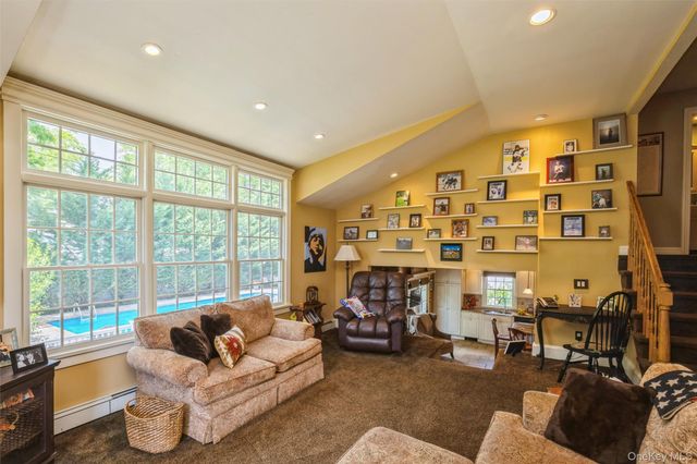 17 Leslie Lane, Smithtown, NY 11787