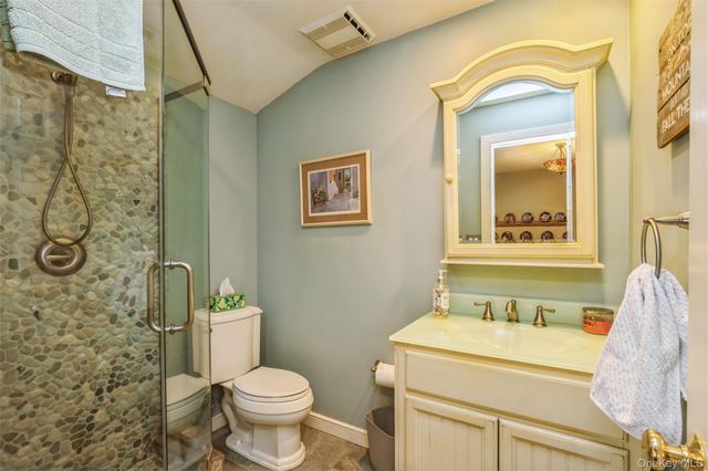 17 Leslie Lane, Smithtown, NY 11787