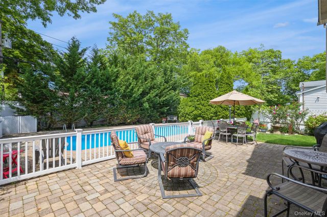 17 Leslie Lane, Smithtown, NY 11787