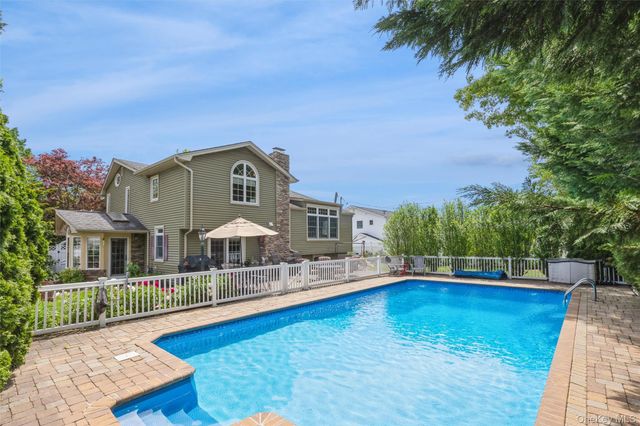 17 Leslie Lane, Smithtown, NY 11787