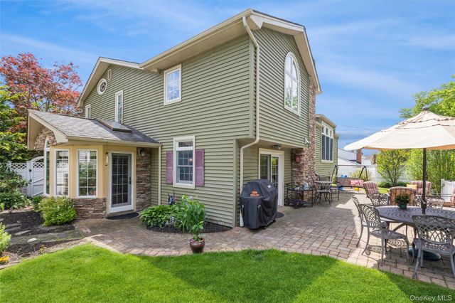 17 Leslie Lane, Smithtown, NY 11787