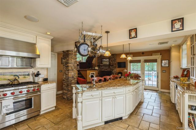 17 Leslie Lane, Smithtown, NY 11787