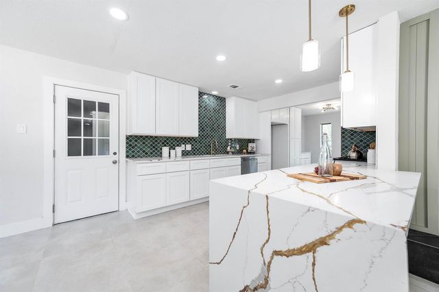 109 E Sherwood Drive, Alvin, TX 77511